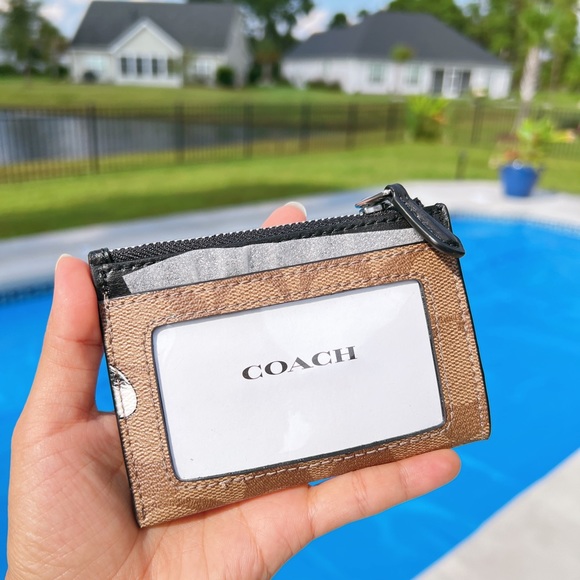 Coach X Peanuts Mini Skinny Id Case In Signature Canvas With Snoopy Print - Picture 3 of 6